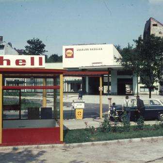 O tři roky dříve, v průběhu roku 1966, otevřela v Budapešti první poválečnou čerpací stanici nizozemská značka Shell.