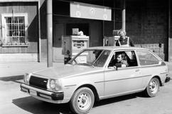 Tu a tam bylo i za železnou oponou možné narazit na zajímavé auto třeba japonské výroby. Na fotce tankuje v Budapešti Mazda 323.