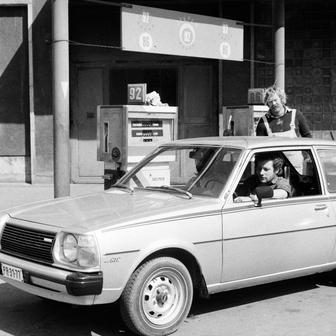 Tu a tam bylo i za železnou oponou možné narazit na zajímavé auto třeba japonské výroby. Na fotce tankuje v Budapešti Mazda 323.