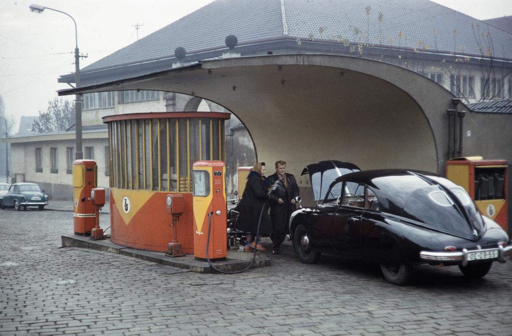 Podoba čerpacích stanic Benzina se postupně zdokonalovala. Vznikly přístřešky pro zaměstnance, prodlužovala se provozní doba. Tatrplan tankuje na Klárově v roce 1960.