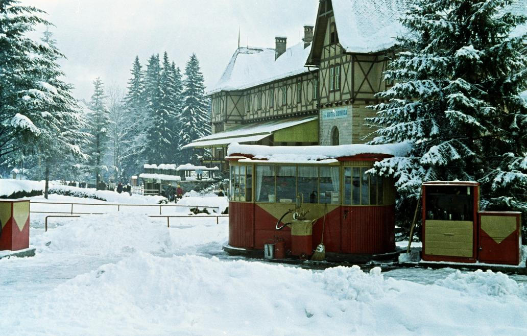 Samozřejmě čerpací stanice zdaleka nebyly jen ve městech nebo u hlavních tahů, svou měl i hotel Lomnica ve Vysokých Tatrách.