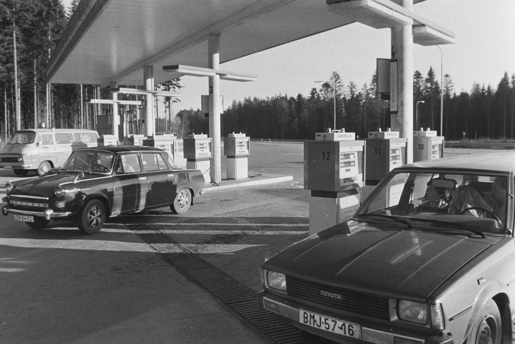 S rostoucí dálniční sítí vyrostla i síť čerpacích stanic podél D1 z Prahy do Brna. Během 80. let se přitom cena normálu dostala i kvůli ropnými krizím na 7,5 koruny za litr.
