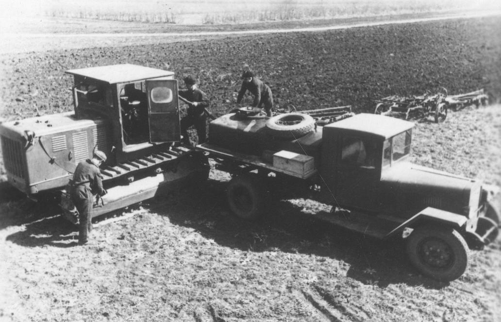Doplňování paliva ale mohlo v roce 1948, krátce po komunistickém převratu v Československu, vypadat klidně i takhle: z kanystrů přímo na poli.