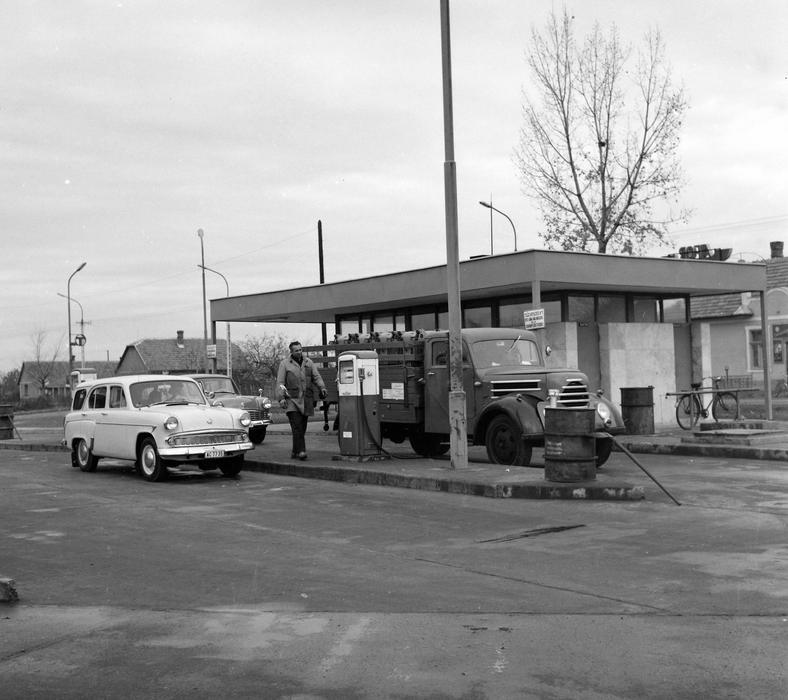 Ten první přišel v roce 1973. V USA byl v tu dobu zavedený přídělový systém na benzin, nastala finanční krize a vzrostla nezaměstnanost. Automobilky začaly více sázet na kompaktní a úsporná auta.