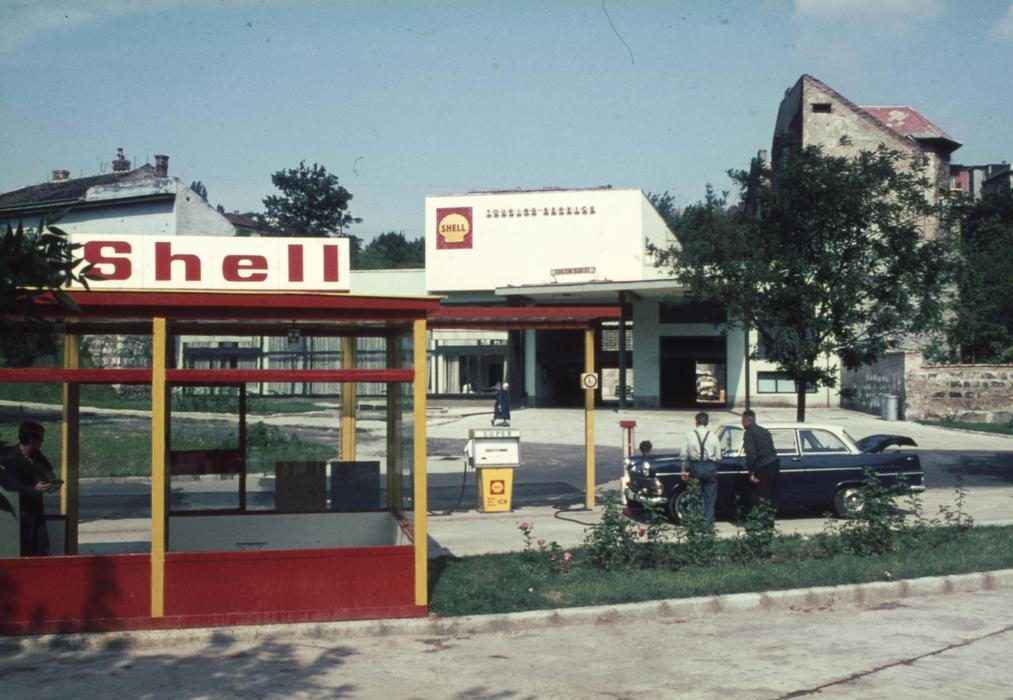 O tři roky dříve, v průběhu roku 1966, otevřela v Budapešti první poválečnou čerpací stanici nizozemská značka Shell.