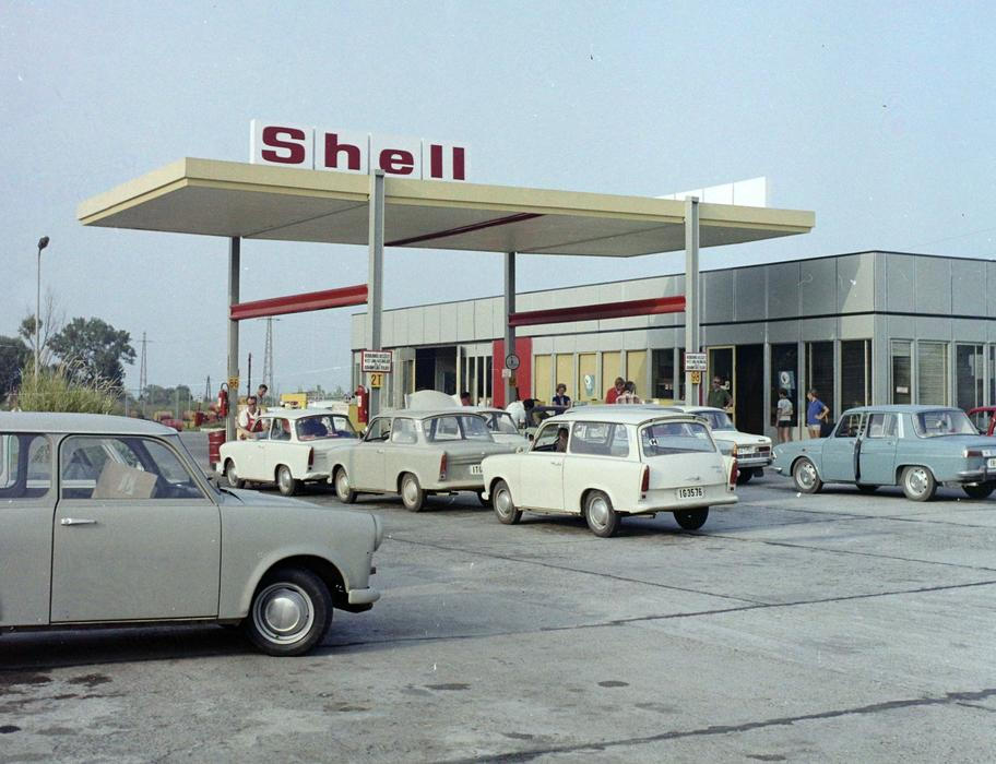 Maďarská vláda až kvůli "uplacení" vlastních občanů v rámci takzvaného gulášového socialismu pozvala do země mimo jiné právě Shell jako jednu z velkých západních petrolejářských firem. Tak mohla vzniknout tato fotka s kolonou Trabantů.