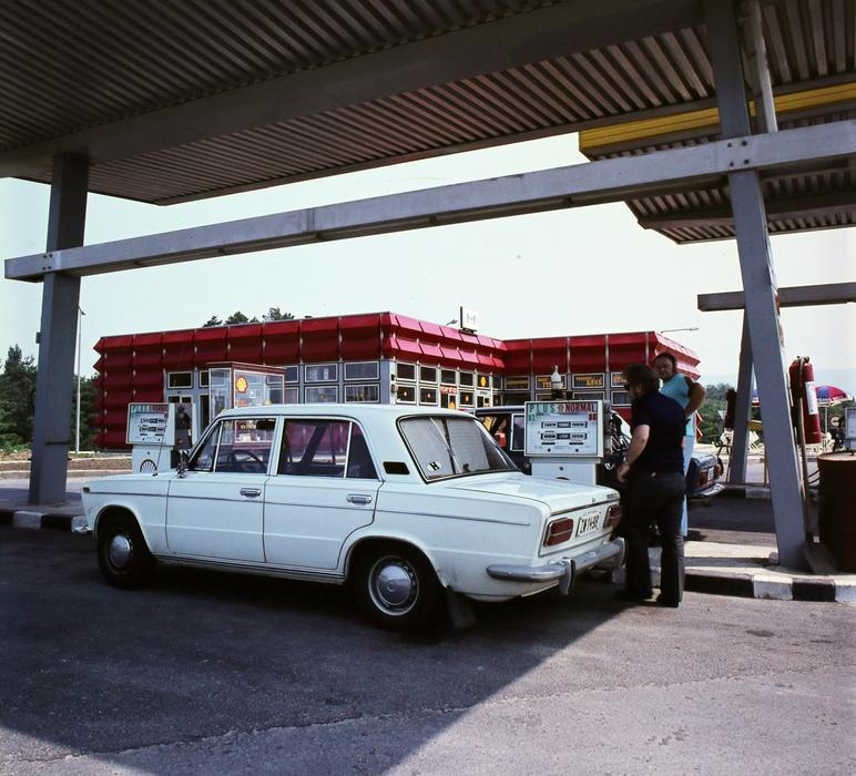 Agip dokonce v roce 1971 u Balatonu otevřel tehdejší největší čerpací stanici v zemi (na snímku nicméně je opět pumpa Shell).