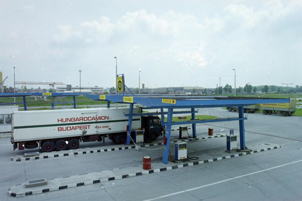Kamionová doprava měla své vlastní čerpací stanice odjakživa, na fotce z konce 80. let je vůz dopravce Hungarocamion.