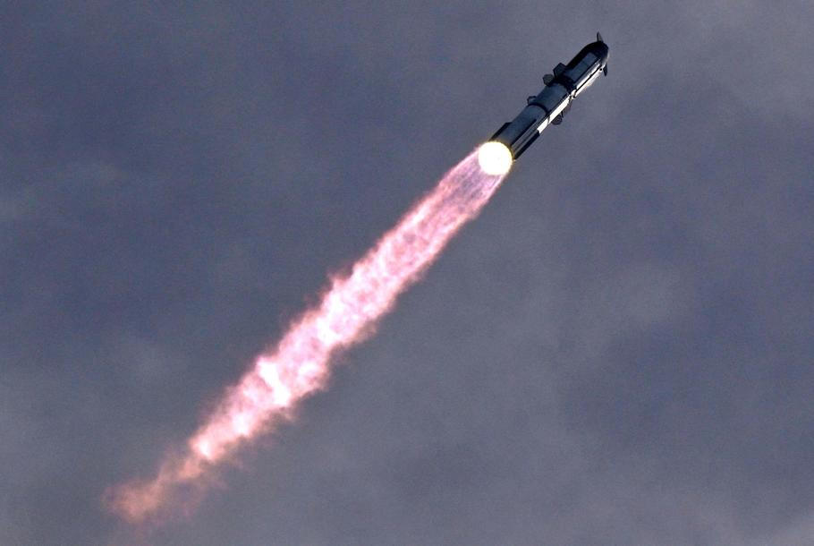 The SpaceX Starship and Super Heavy v3 Booster lift off on its 14h test flight