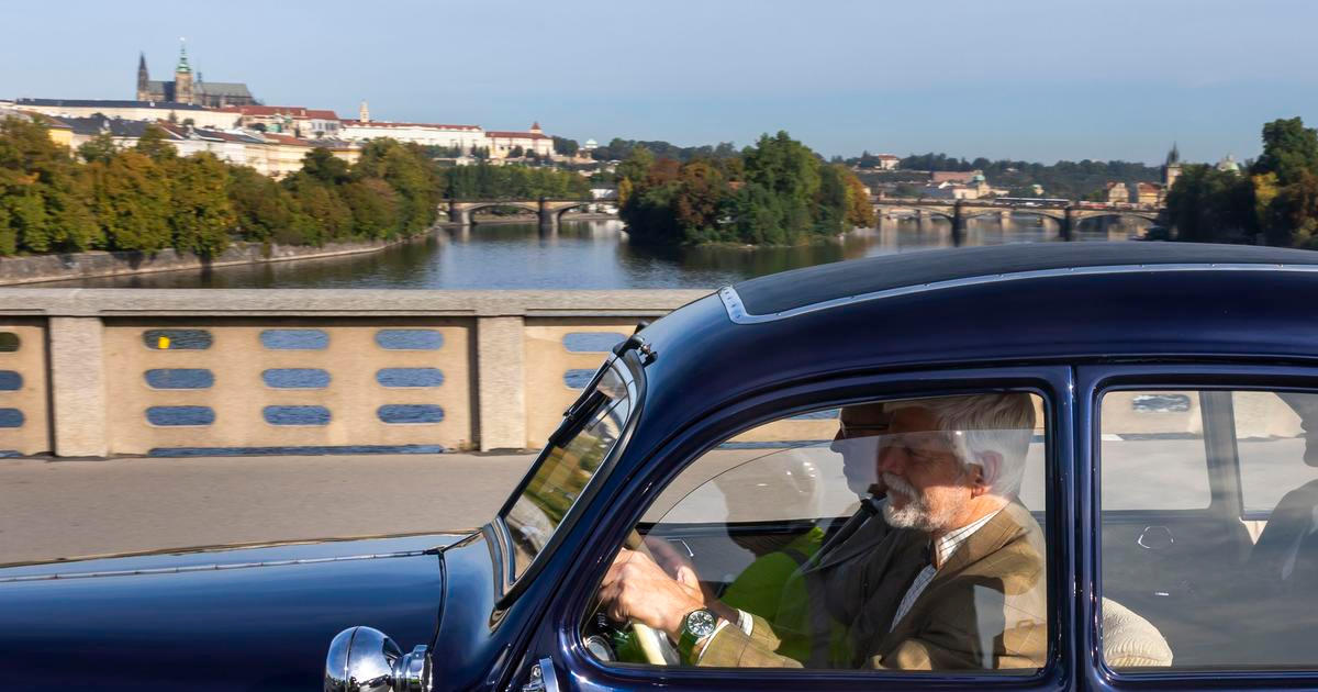 Prezident Pavel vyrazil v meziválečném BMW. Praha poprvé hostila jízdu elegantních veteránů