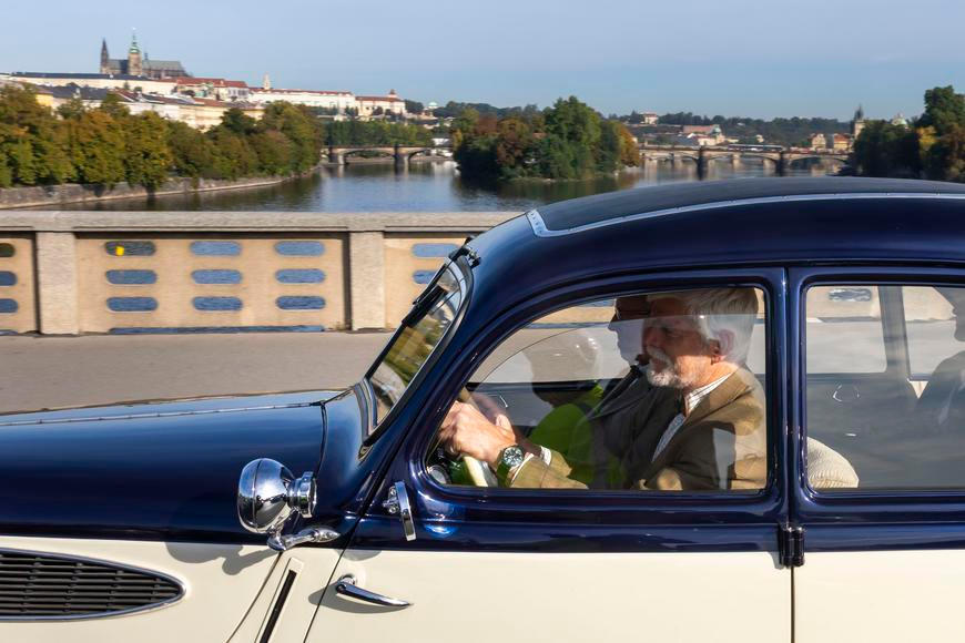 Prezident Pavel vyrazil v meziválečném BMW. Praha poprvé hostila jízdu elegantních veteránů