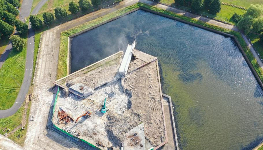 Fotografie z konce srpna 2022 zachycuje místo, kde ve Vítězném parku v lotyšské Rize stál 80 metrů vysoký sovětský obelisk připomínající vítězství nad nacismem v druhé světové válce. Lotyšské úřady jej po ruské invazi na Ukrajinu v témže roce nechaly zbourat jako "totalitní symbol".
