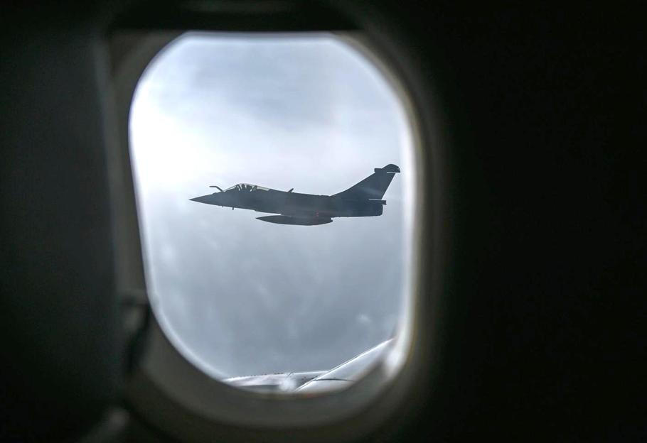 Papež požehnal  pilotům doprovodných stíhaček Rafale.