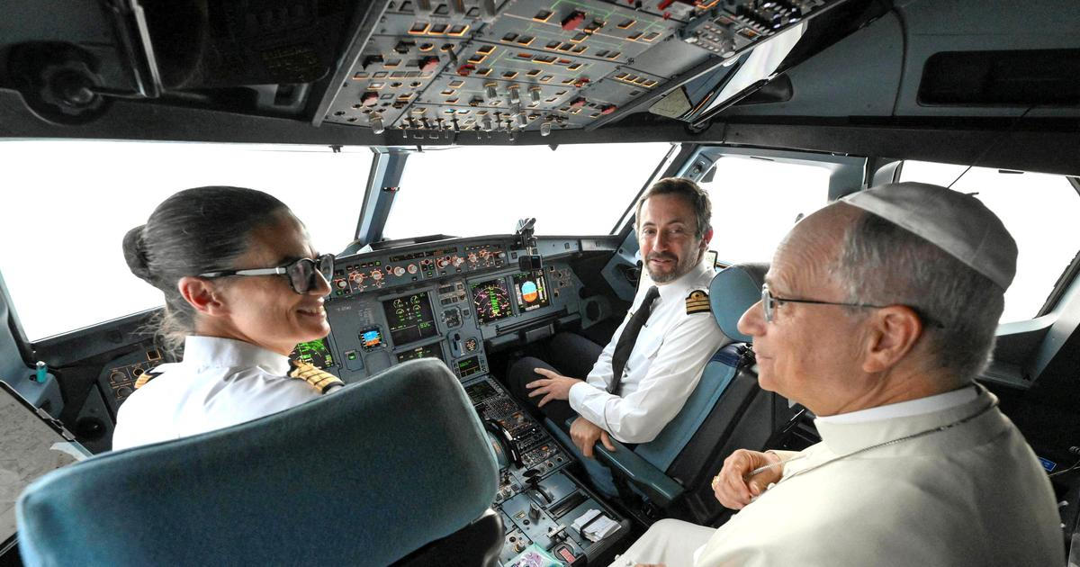 „Tady papež.“ Lev XIV. si z kokpitu zavolal s piloty Rafale a požehnal jim