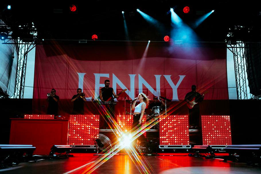 Zpěvačka Lenny.