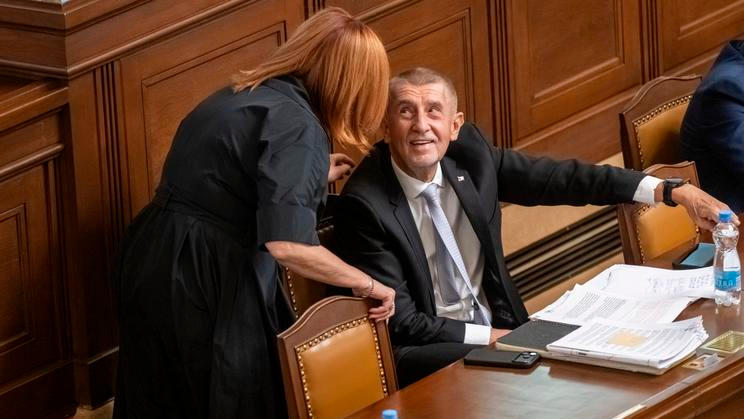 Ministryně financí Alena Schillerová a premiér Andrej Babiš (oba ANO) na schůzi sněmovny svolané z opozičního podnětu k vyslovení nedůvěry vlády.