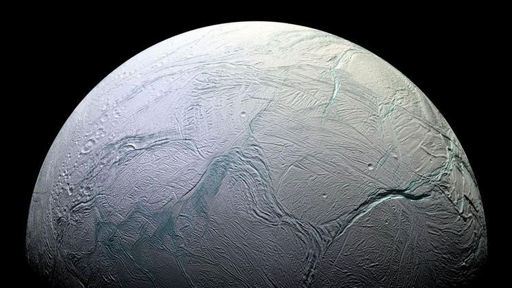 Mozaika Saturnova měsíce Enceladus vznikla ze snímků, které 9. října 2008 pořídila sonda Cassini při průletu pouhých zhruba 25 kilometrů nad jeho povrchem.