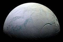 Mozaika Saturnova měsíce Enceladus vznikla ze snímků, které 9. října 2008 pořídila sonda Cassini při průletu pouhých zhruba 25 kilometrů nad jeho povrchem.