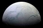 Mozaika Saturnova měsíce Enceladus vznikla ze snímků, které 9. října 2008 pořídila sonda Cassini při průletu pouhých zhruba 25 kilometrů nad jeho povrchem.