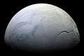 Mozaika Saturnova měsíce Enceladus vznikla ze snímků, které 9. října 2008 pořídila sonda Cassini při průletu pouhých zhruba 25 kilometrů nad jeho povrchem.