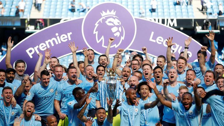 Fotbalisté Manchesteru City slaví anglický titul ze sezony 2017/18.