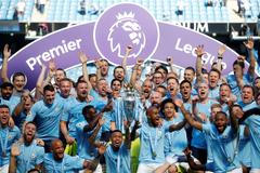 Fotbalisté Manchesteru City slaví anglický titul ze sezony 2017/18.