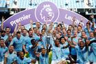 Fotbalisté Manchesteru City slaví anglický titul ze sezony 2017/18.