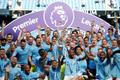 Fotbalisté Manchesteru City slaví anglický titul ze sezony 2017/18.