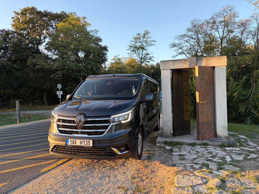 Takto vypadá hranice u Šoproně dnes. Vedle památníku stojí nenápadná „brána do svobody“. Cestopis s Renaultem Trafic Wavecamper