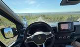 S Renaultem Trafic Wavecamper mezi vinohrady.