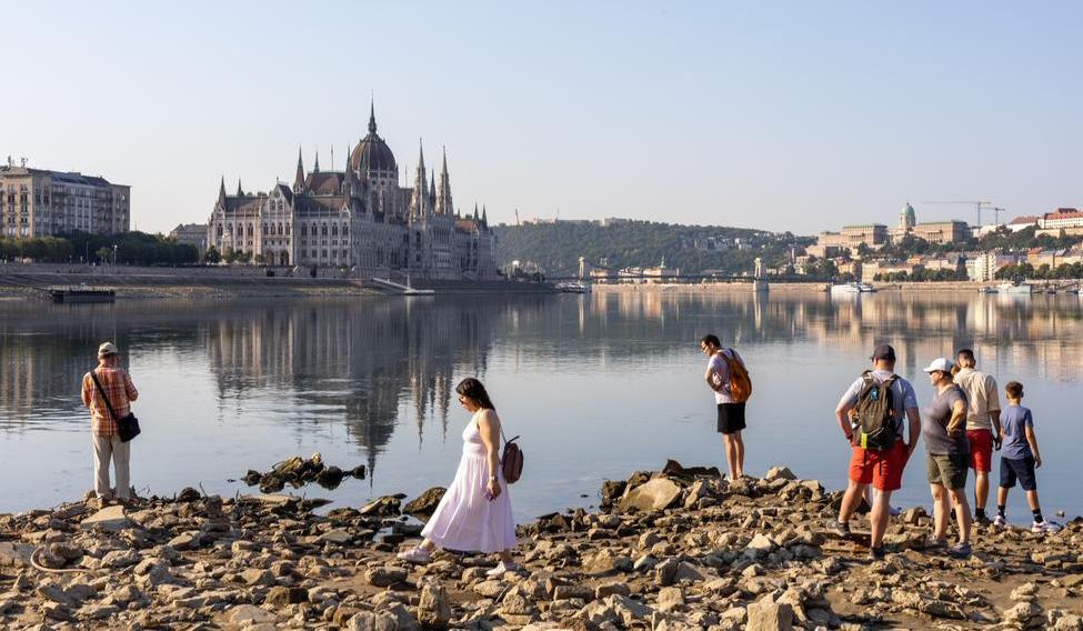 Nízká hladina vody odhaluje kameny z koryta Dunaje v Budapešti, srpen 2026. 