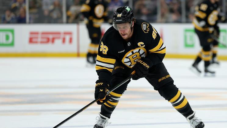 Český kapitán Bostonu David Pastrňák v úvodním duelu nové sezony NHL proti týmu New York Rangers