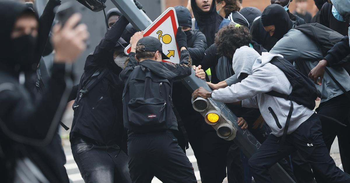 Ve Francii zadrželi stovky studentů. Protesty přerostly ve střety s policií