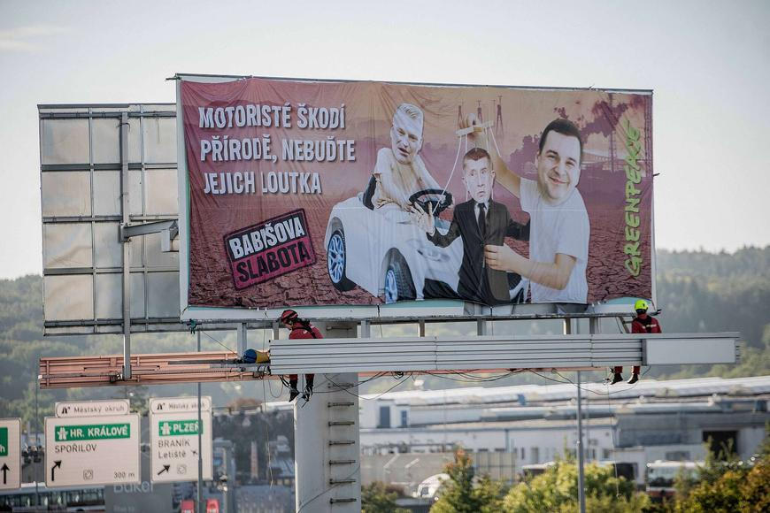 Greenpeace překrylo v Praze billboard ANO vzkazem pro Motoristy