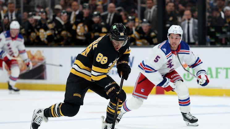 Bostonský kapitán David Pastrňák (88)