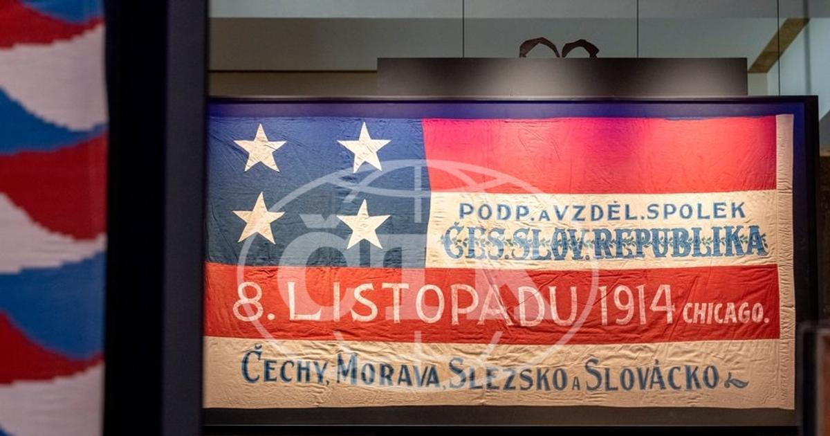 Vlajka od Štefánika i krajanů z Chicaga. Vítkov otevřel výstavu státních symbolů