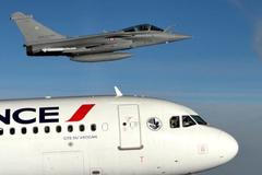 V pondělí ráno strávil 71letý papež a letecký nadšenec přibližně 30 minut v kokpitu letadla společnosti Air France, které ho přepravilo z jihozápadního města Lurdy do Met.