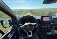 S Renaultem Trafic Wavecamper mezi vinohrady.