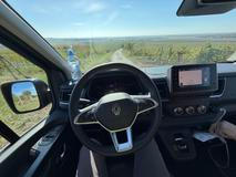 S Renaultem Trafic Wavecamper mezi vinohrady.
