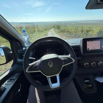 S Renaultem Trafic Wavecamper mezi vinohrady.