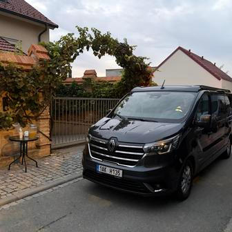 Víno všude. Burčák si můžete sami natočit a zaplatit do kasičky.