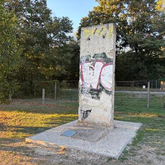 Panel z Berlínské zdi, který město památníku věnovalo.