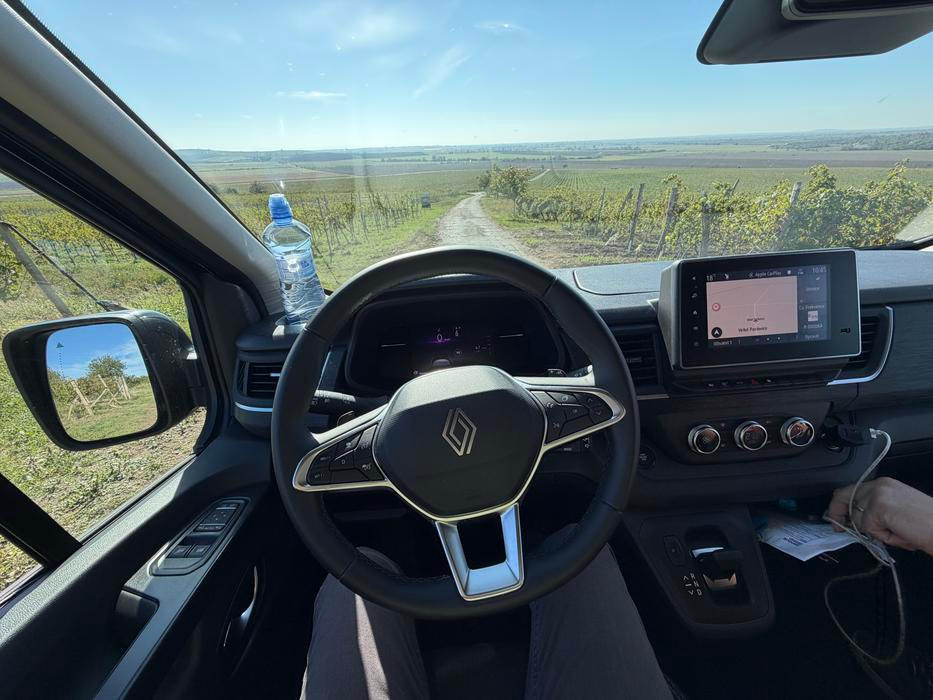 S Renaultem Trafic Wavecamper mezi vinohrady.