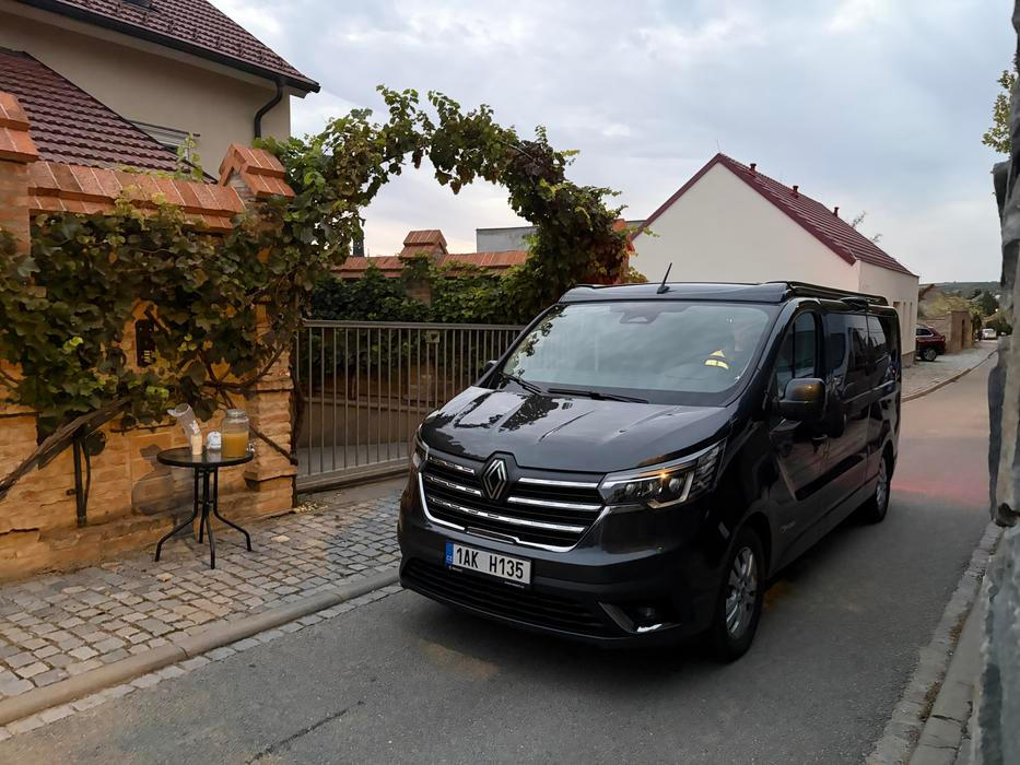 Víno všude. Burčák si můžete sami natočit a zaplatit do kasičky.