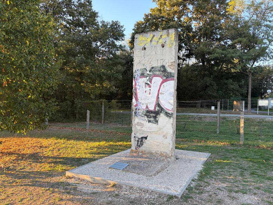 Panel z Berlínské zdi, který město památníku věnovalo.