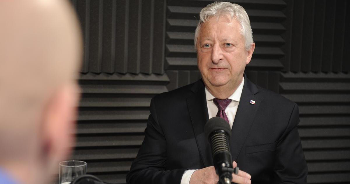 Zůna v kleštích. Ani jeden z jeho náměstků doteď nemá bezpečnostní prověrku