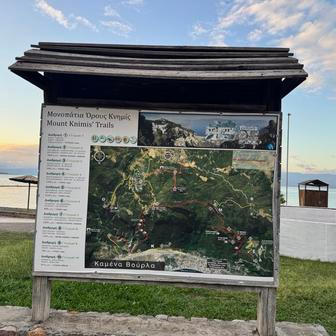 Mapa značených stezek na Knimisu, kterou najdete přímo na nábřeží Kamena Vourly.