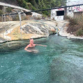 Tyrkysová tůň pod horkým vodopádem nedaleko Thermopyl láká ke koupání. Paní Holčáková s manželem si výlet pochvalovali dešti navzdory.