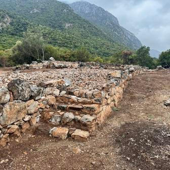 Zbytky Fókidské zdi u Thermopyl nyní archeologové rekonstruují a již příští rok k nim bude dokončený turistický chodníček.