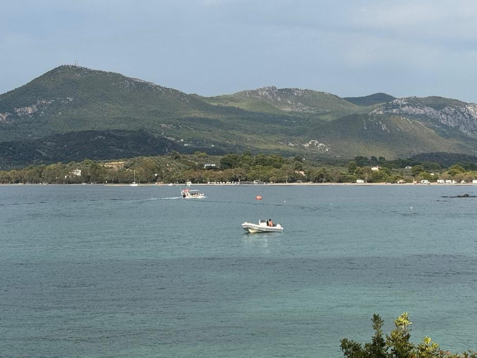 Zelené kopce Evie za souostrovím Lichadonisia.